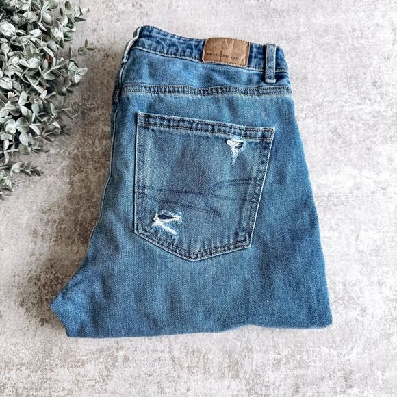 American Eagle Light Wash Ripped Knees Mom Jean Size 2 - Picture 1 of 9